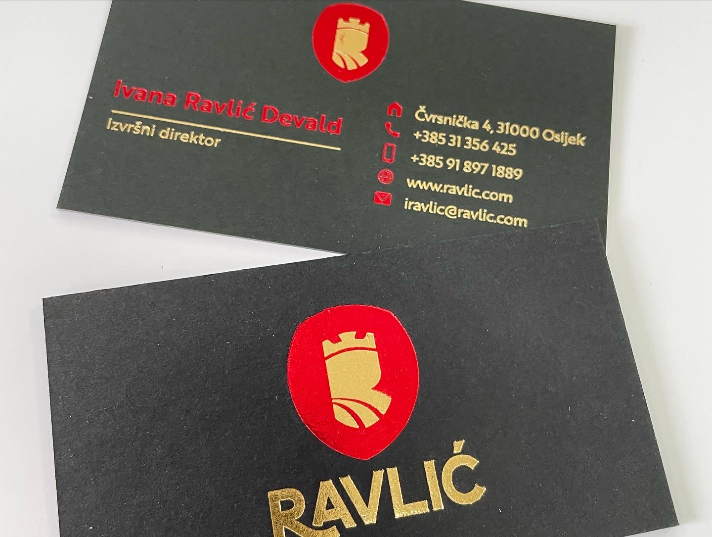 Vizitke Ravlić — zlatna i crvena folija